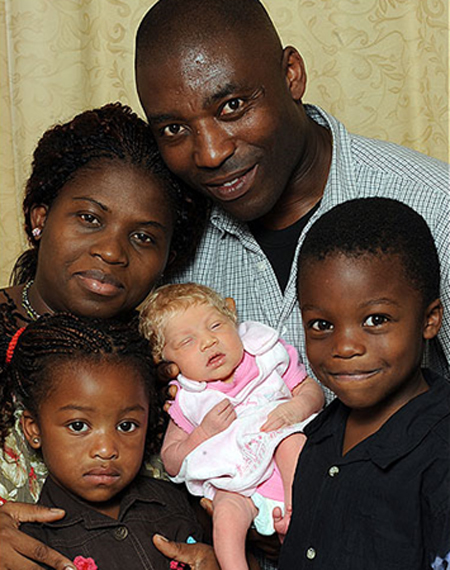 Un cuplu de negri din Africa a adus pe lume un copil alb